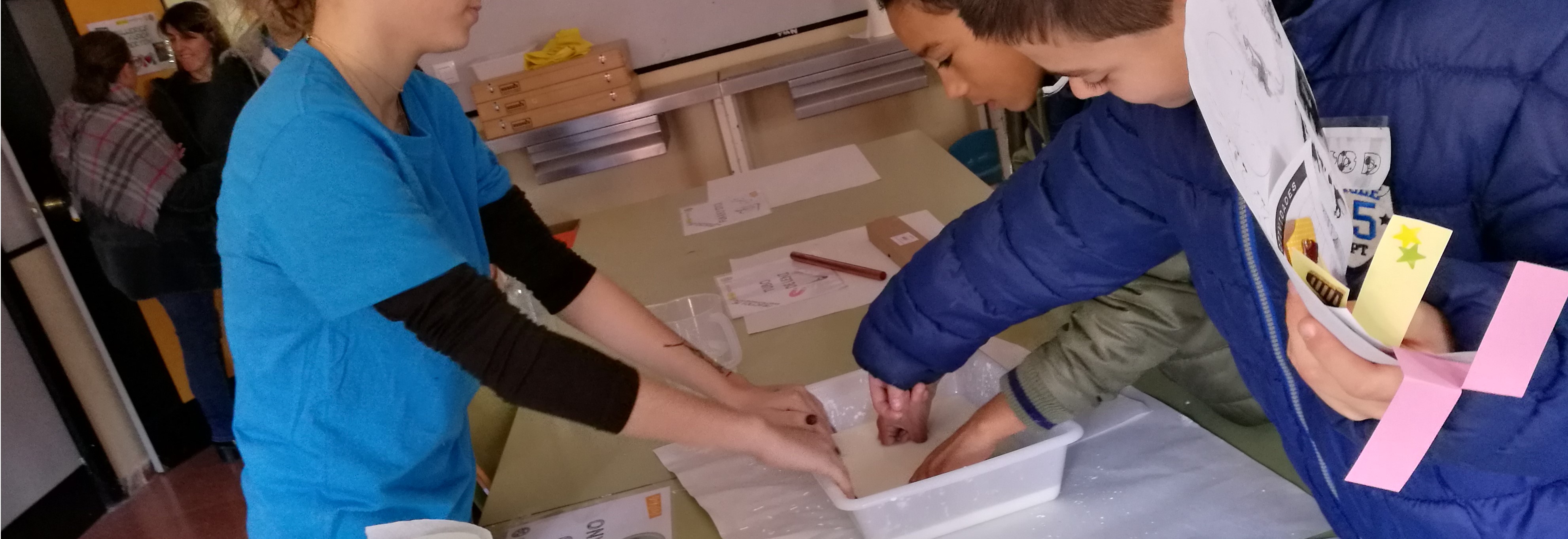 Estudiantes del IES San Fernando impartiendo talleres de Física a alumnos de primaria