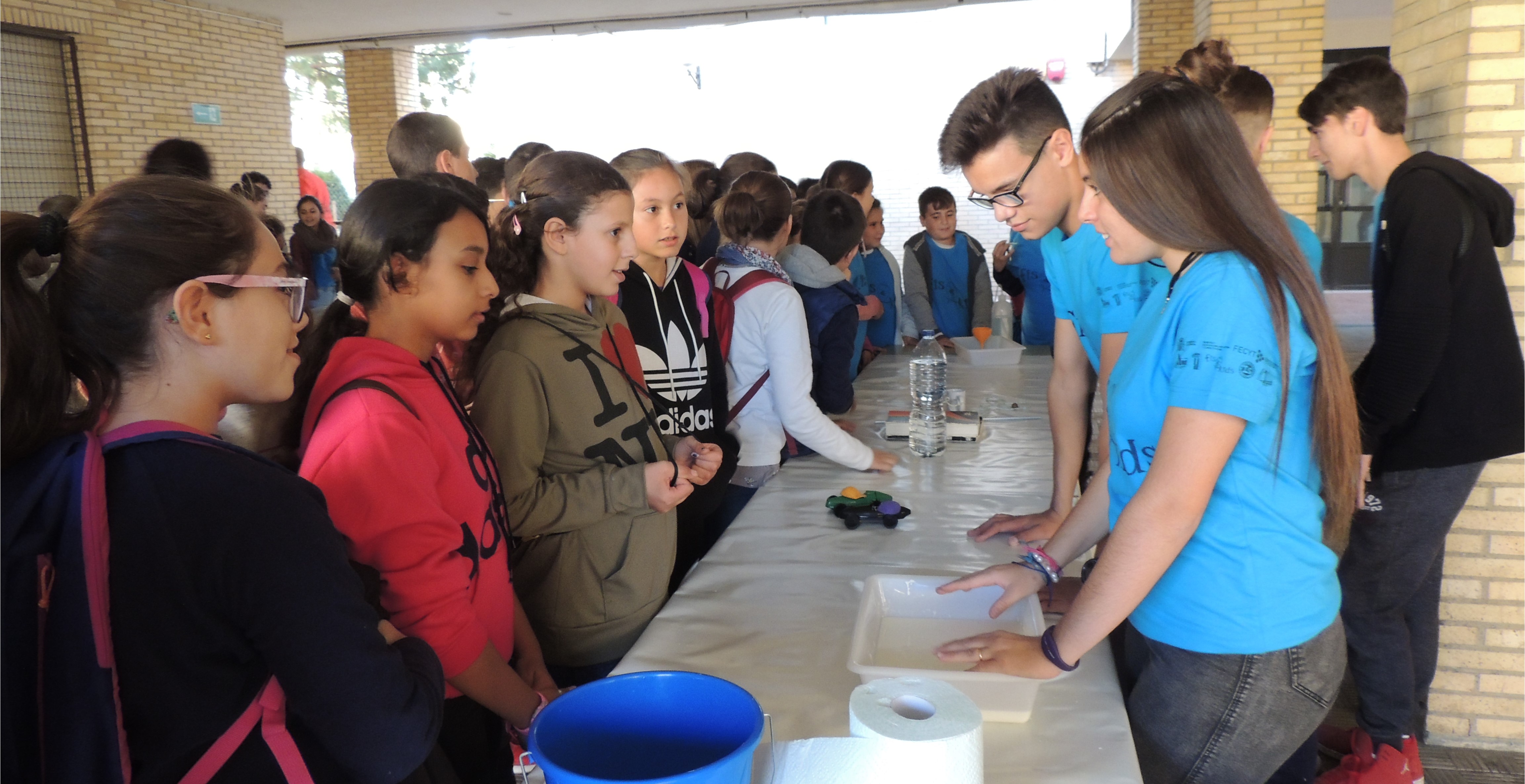 Sesión de la Semana de la Ciencia 2017 impartida por alumnos del IES San Fernando para </br> los colegios CEIP Santo Tomás de Aquino y CEIP Puente Real Badajoz