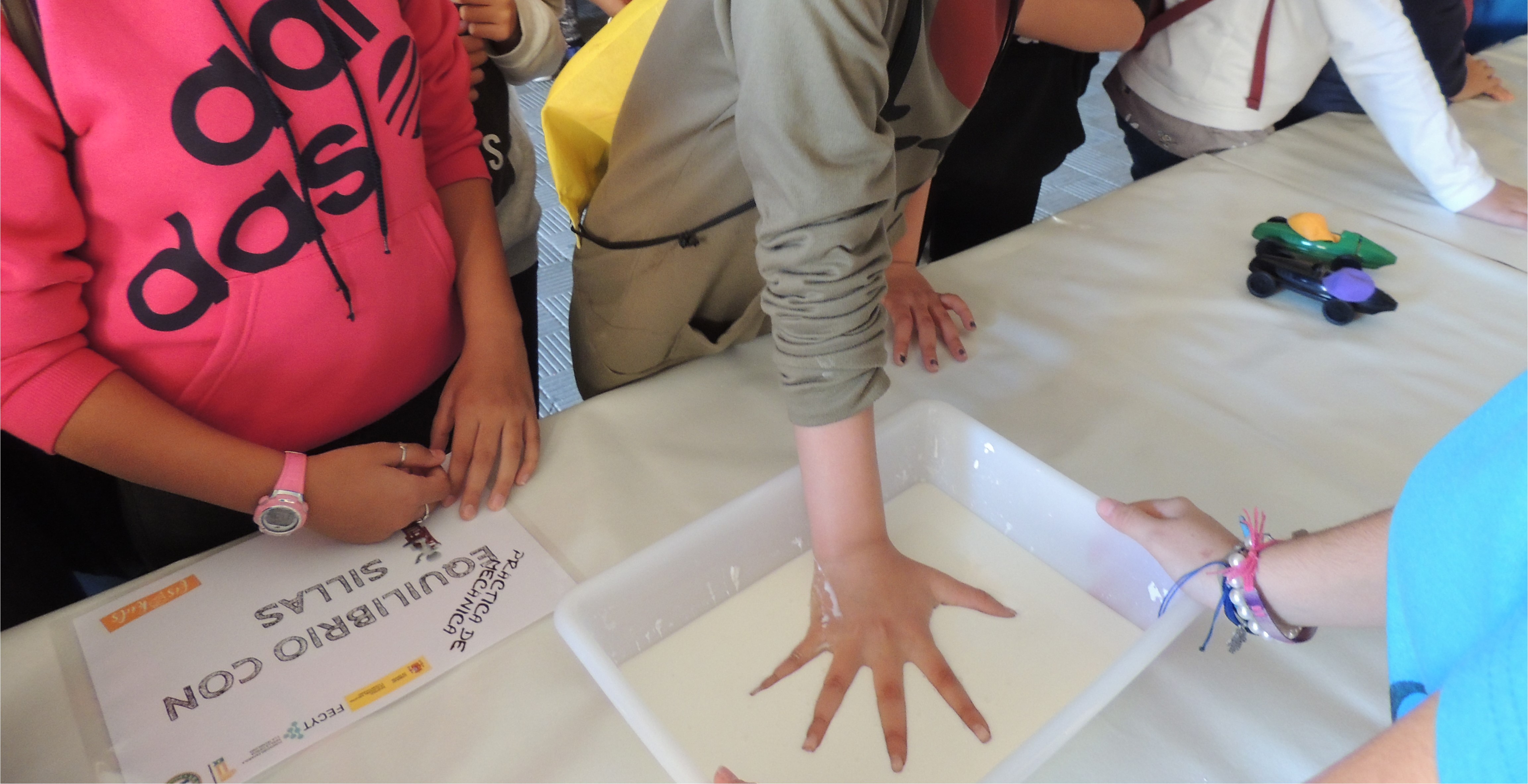 Sesión de la Semana de la Ciencia 2017 impartida por alumnos del IES San Fernando para </br> los colegios CEIP Santo Tomás de Aquino y CEIP Puente Real Badajoz