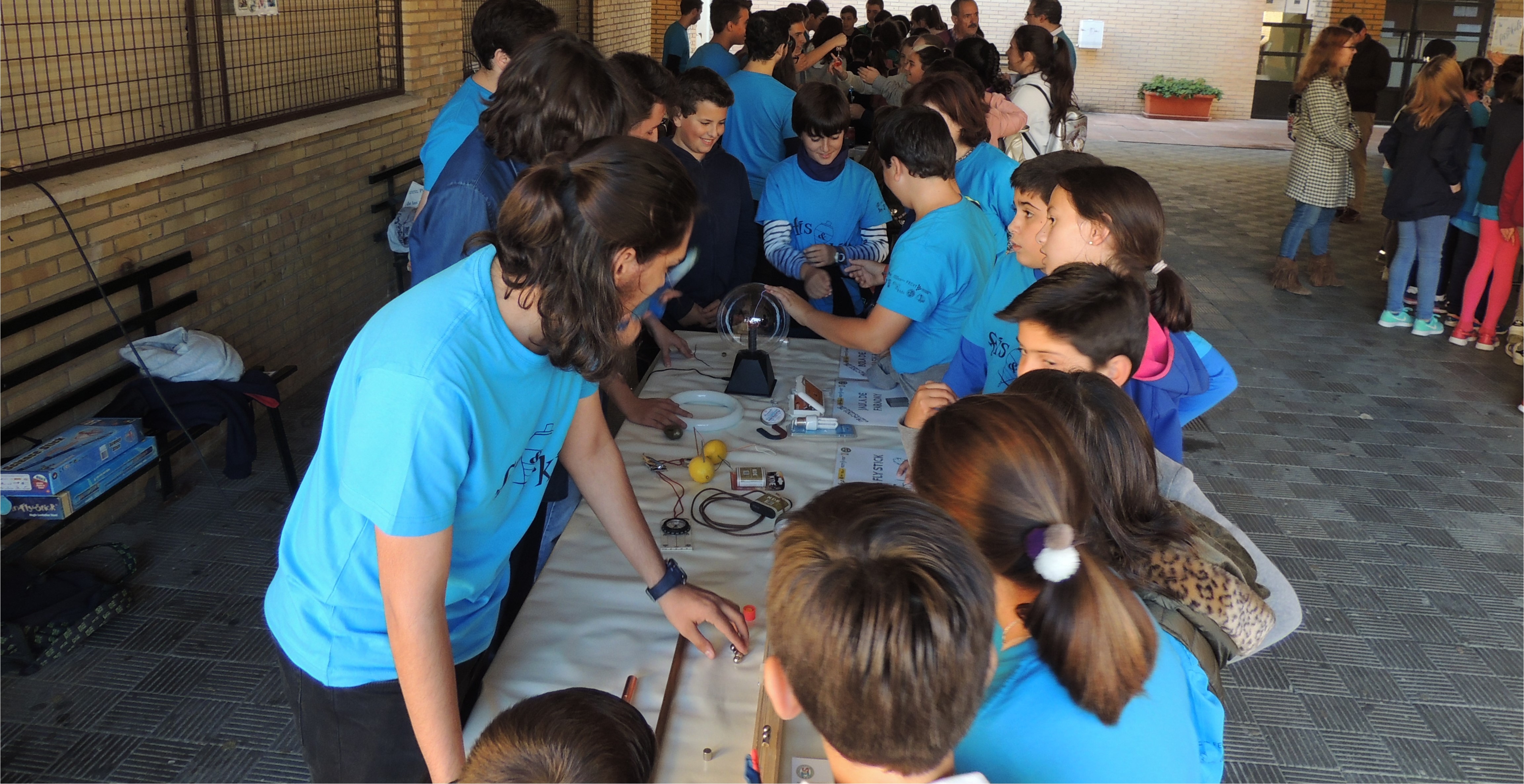 Sesión de la Semana de la Ciencia 2017 impartida por alumnos del IES San Fernando para </br> los colegios CEIP Santo Tomás de Aquino y CEIP Puente Real Badajoz