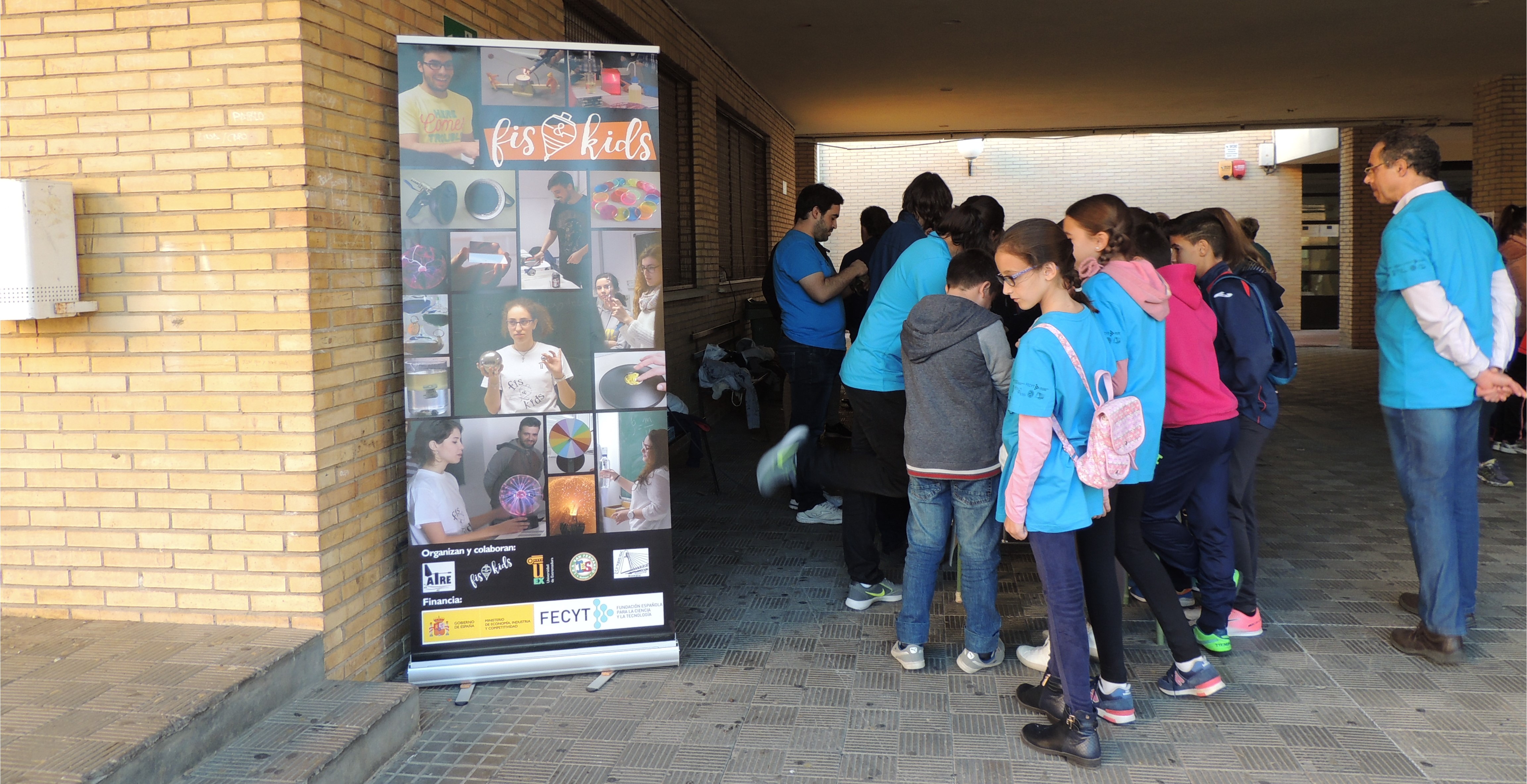 Sesión de la Semana de la Ciencia 2017 impartida por alumnos del IES San Fernando para </br> los colegios CEIP Santo Tomás de Aquino y CEIP Puente Real Badajoz